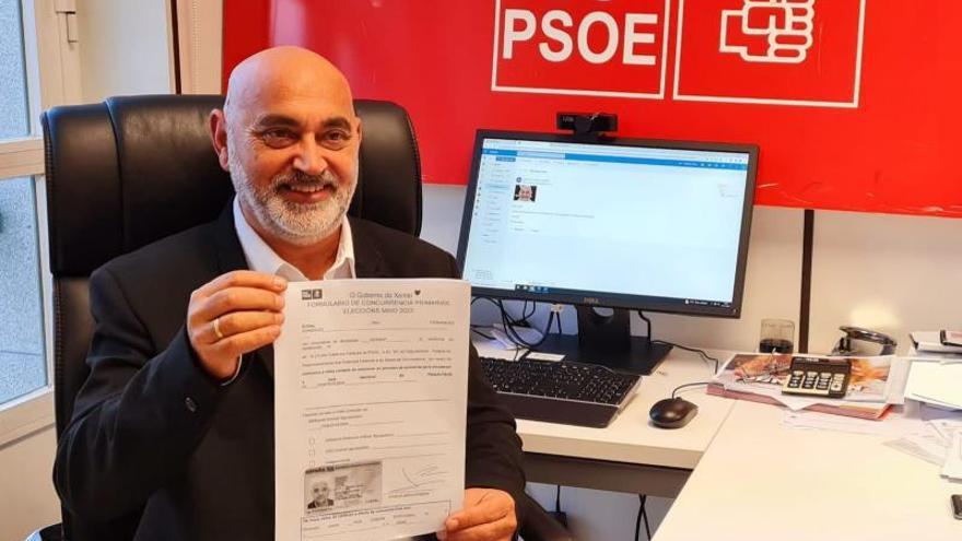 Tino Fernández muestra la formalización de su candidatura.   | // FDV 