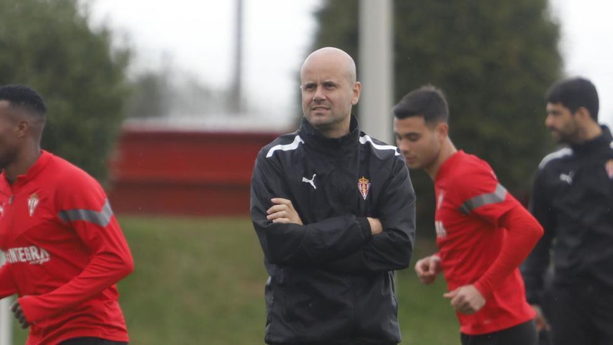 Miguel Ángel Ramírez, técnico del Sporting, en Mareo.