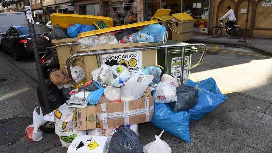 Basura acumulada, ayer por la mañana, en los contenedores de la calle Villa de Negreira.