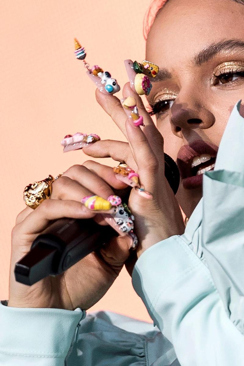 Rosalía con uñas de muñequitos