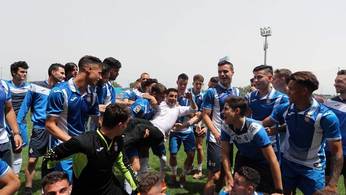 Los jugadores del Espanyol B se disponen a mantear a David Gallego tras lograr el ascenso a Segunda B.