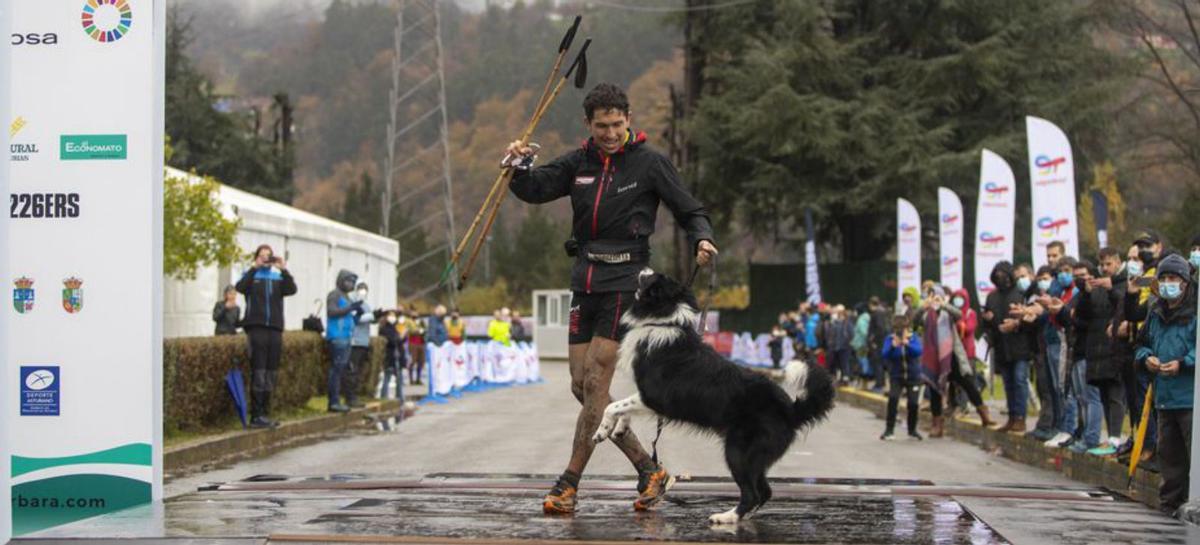Un participante, en la meta de la prueba acompañado por su perro. |