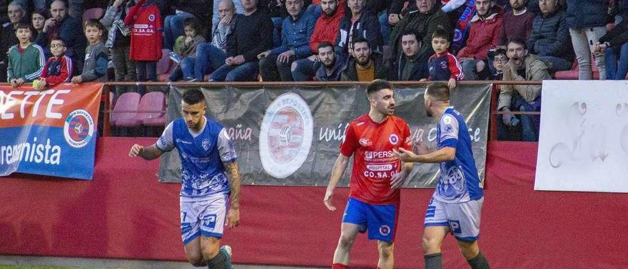 Champi se encara con Germán durante el último derbi disputado entre UD Ourense y Ourense CF. // Iñaki Osorio