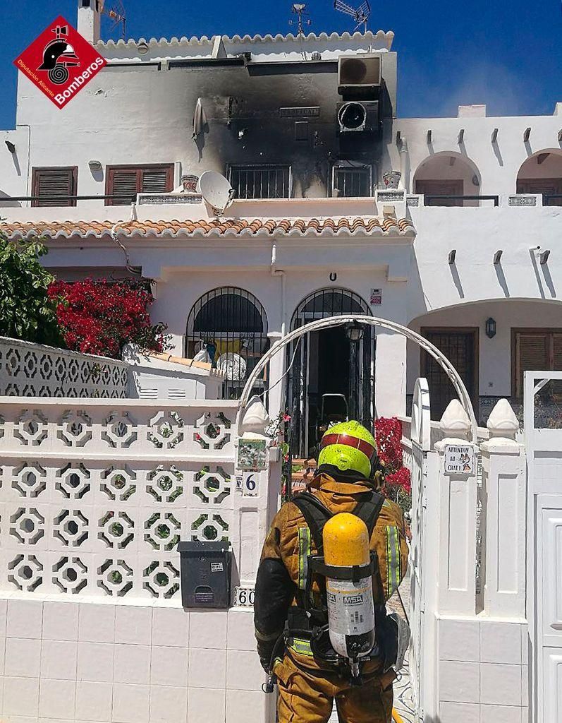 Imagen de la intervención de los bomberos en la segunda planta de la vivienda siniestrada en la Avenida de Torreblanca de Torrevieja
