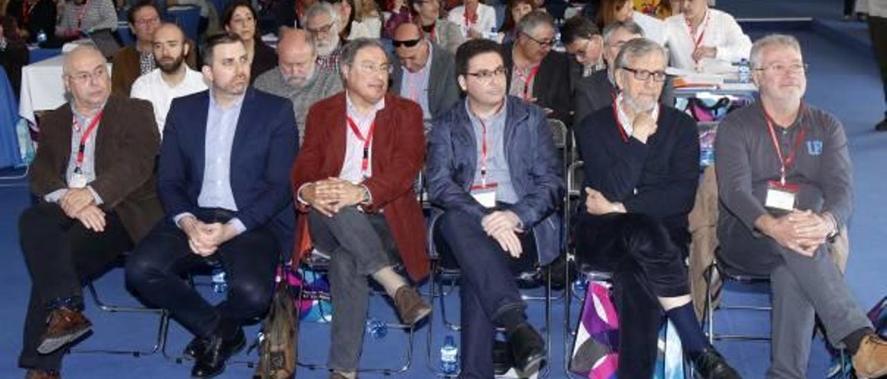 Carrascosa, a la izquierda, durante el congreso junto al alcalde Mayor y sindicalistas de CC OO.