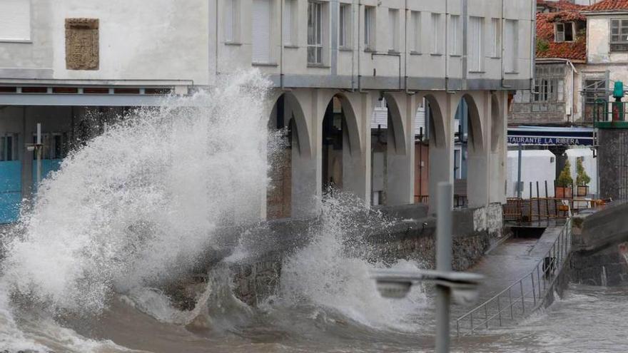 Una ola rompe contra el muro de la playa de La Ribera el pasado martes por la tarde.