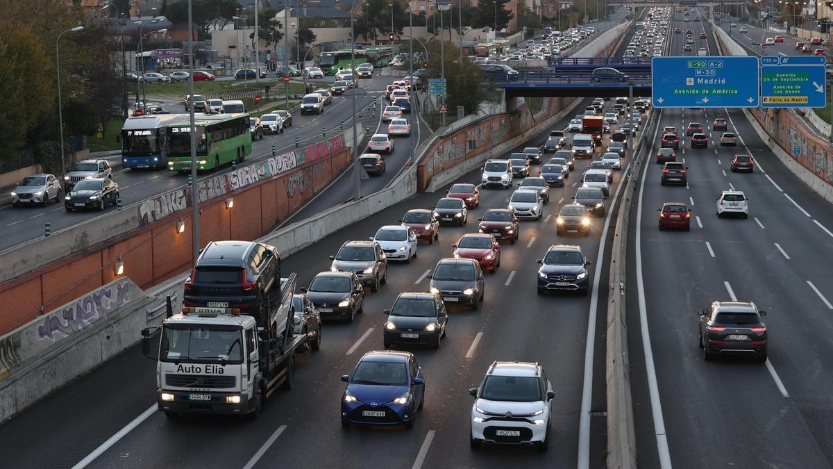 Retenciones en los peajes hacia Francia y varios accidentes en el inicio del fin de semana con mayor viajes del verano