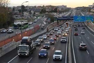Retenciones en los peajes hacia Francia y varios accidentes en el inicio del fin de semana con mayor viajes del verano
