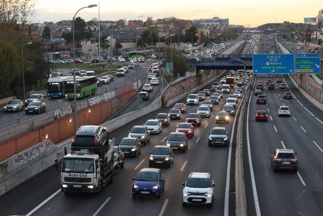Retenciones en los peajes hacia Francia y varios accidentes en el inicio del fin de semana con mayor viajes del verano
