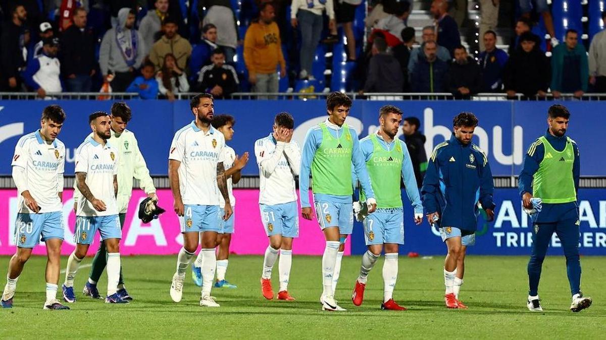 Los jugadores del Real Zaragoza, abatidos tras la derrota contra el Granada.