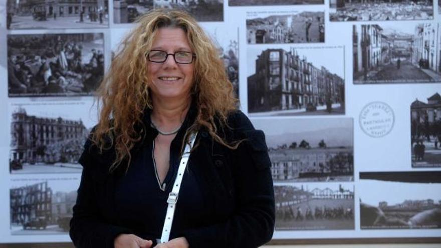 La realizadora Trisha Ziff, ayer, en la plaza de Porlier, ante unos paneles con fotos del asturiano Constantino Suárez.