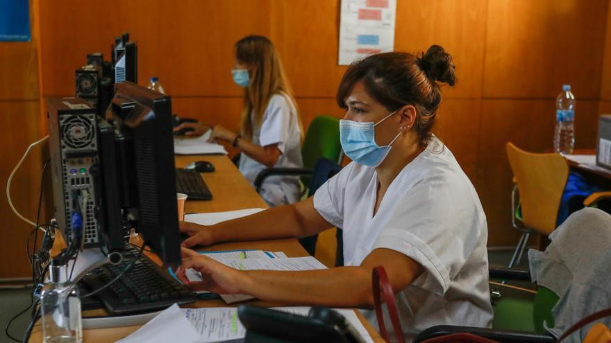 Dos personas del equipo de rastreadores de coronavirus trabajan en el antiguo hospital Can Misses.