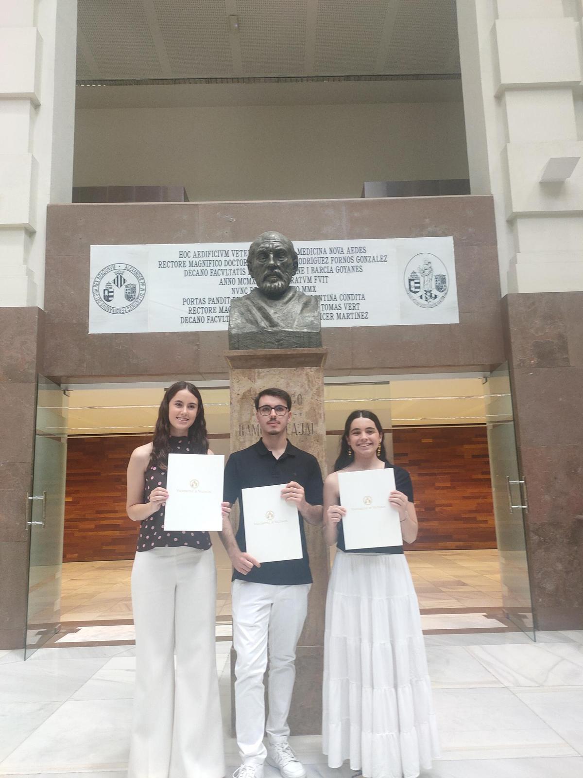 Alumnos del IES Jaume I de Ontinyent reconocidos por la UV, junto al busto de Santiago Ramón y Cajal.
