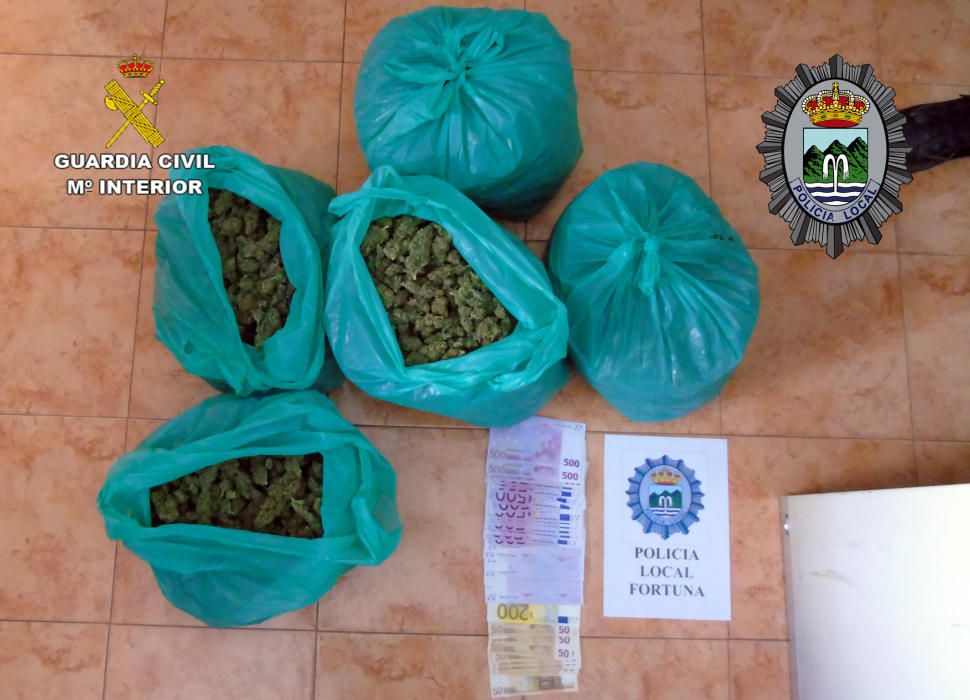 Detenidas in fraganti dos personas con más de seis kilos de cogollos de marihuana y 20.000 euros en Fortuna