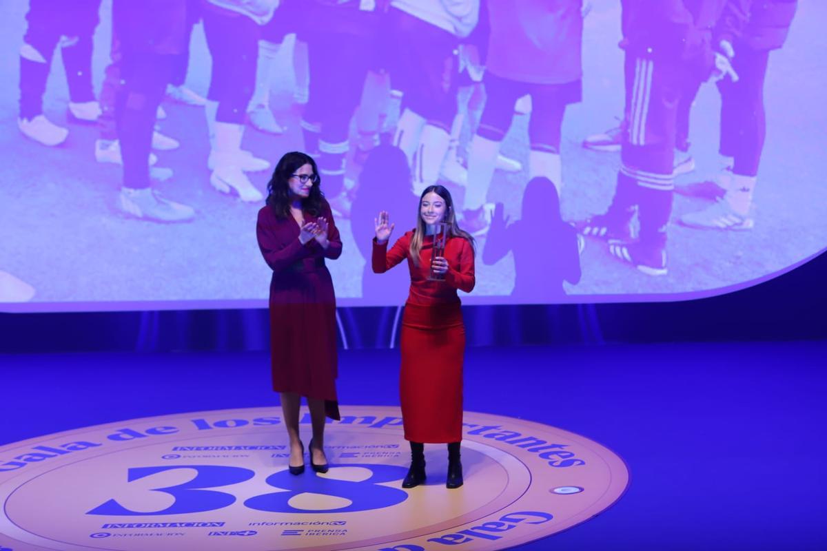 Aitana Mas, vicepresidenta de la Generalitat, entrega el premio a Indra Picó.