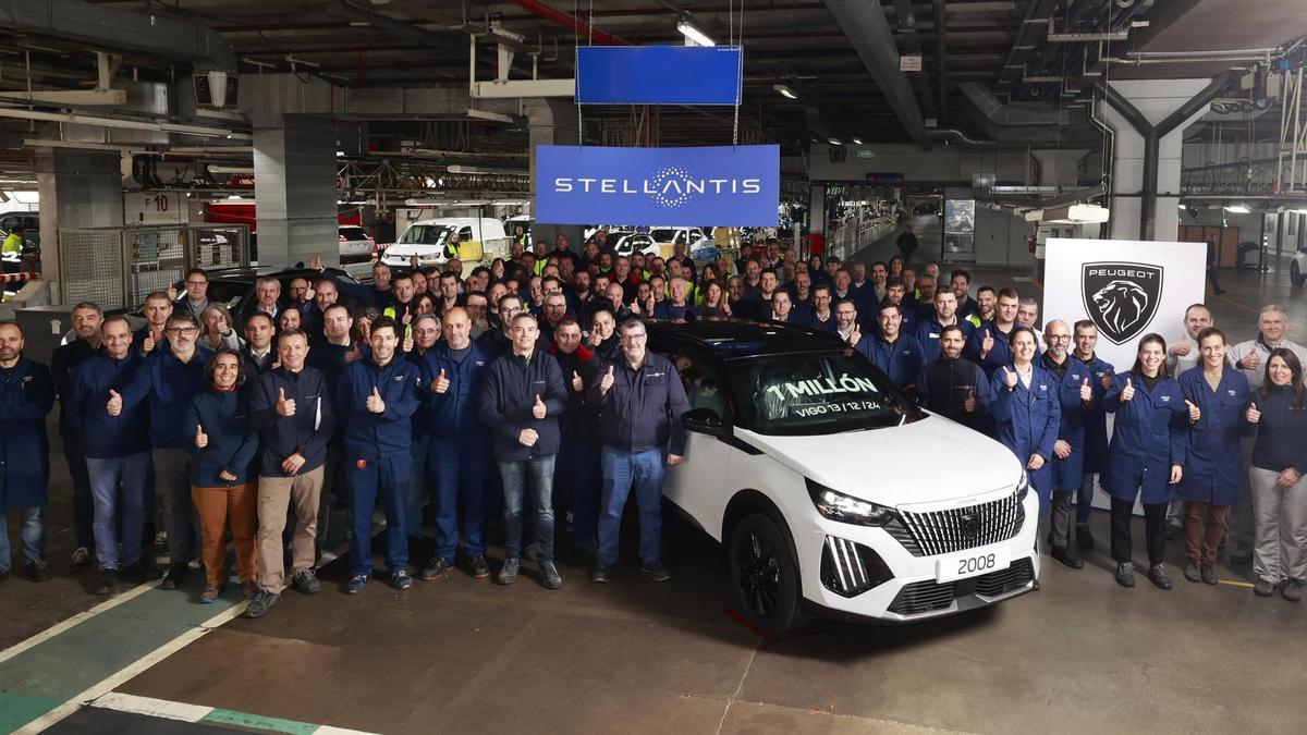 Parte de la plantilla y la dirección de Stellantis Vigo con el Peugeot 2008 millonario