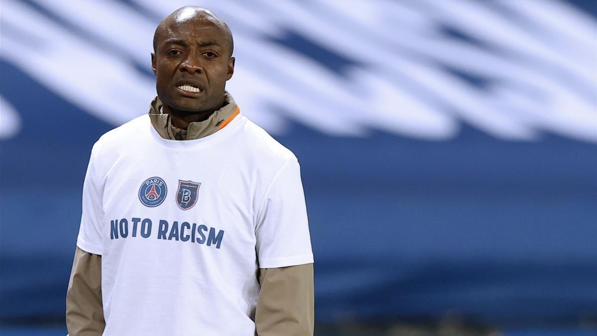 Paris (France)  09 12 2020 - Pierre Achille Webo  assistant coach of Basaksehir  wears a t-shirt featuring the two club logos and  No To Racism  prior to the UEFA Champions League group H soccer match between Paris Saint-Germain (PSG) and Istanbul Basaksehir at the Parc des Princes Stadium in Paris  France  09 December 2020  The match is due to be replayed after being suspended on 08 December following alleged racist comments made by the fourth official  (Liga de Campeones  Francia  Estanbul) EFE EPA IAN LANGSDON