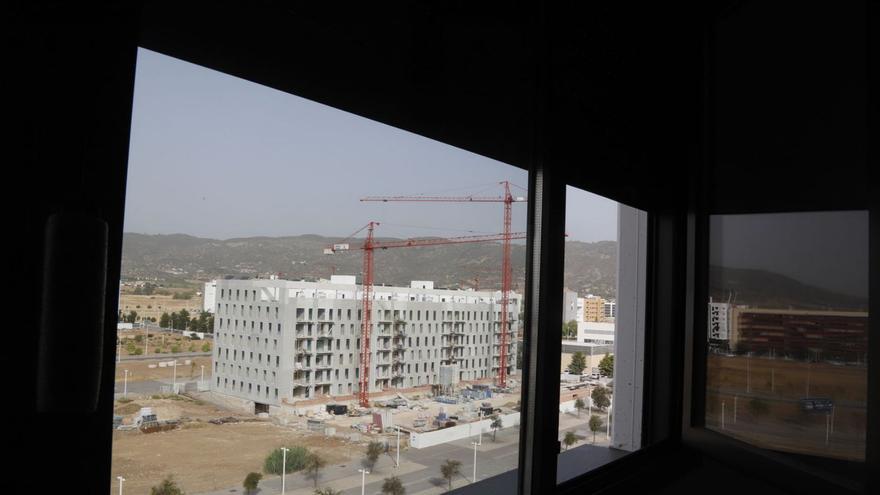 Vista de un edificio en construcción desde el interior de otro inmueble.