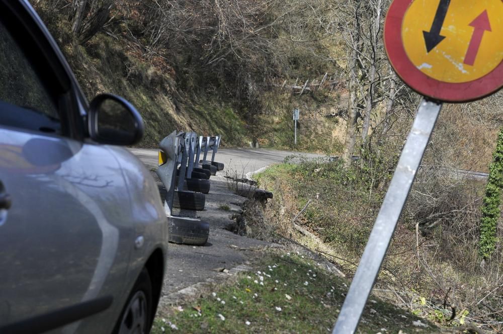 Hundimiento de la AS-337 de la Colladiella en el km 8