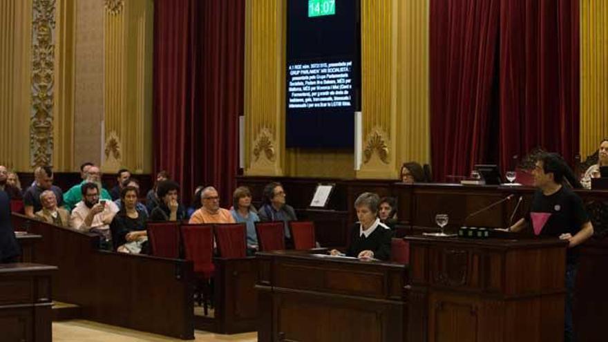 Un momento del pleno de hoy, con Nel Martí en la tribuna de oradores.