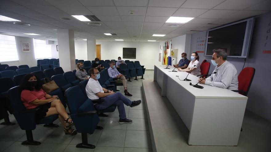 Un instante de la reunión en la Casa de la Festa. JOSE NAVARRO