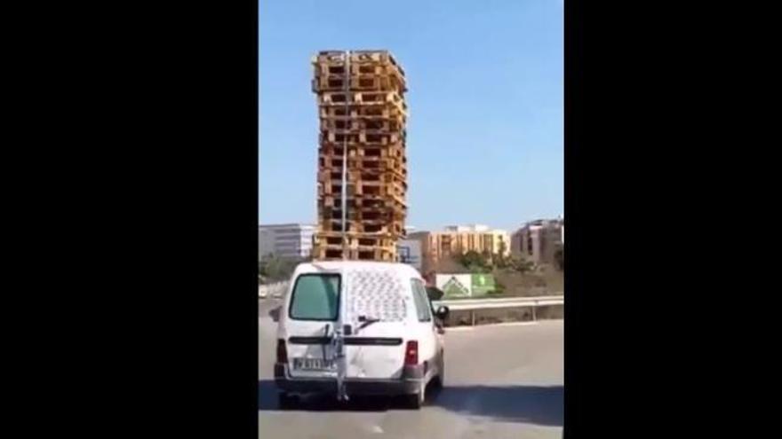 Una furgoneta circula con una carga que dobla su altura de Manises a Paterna