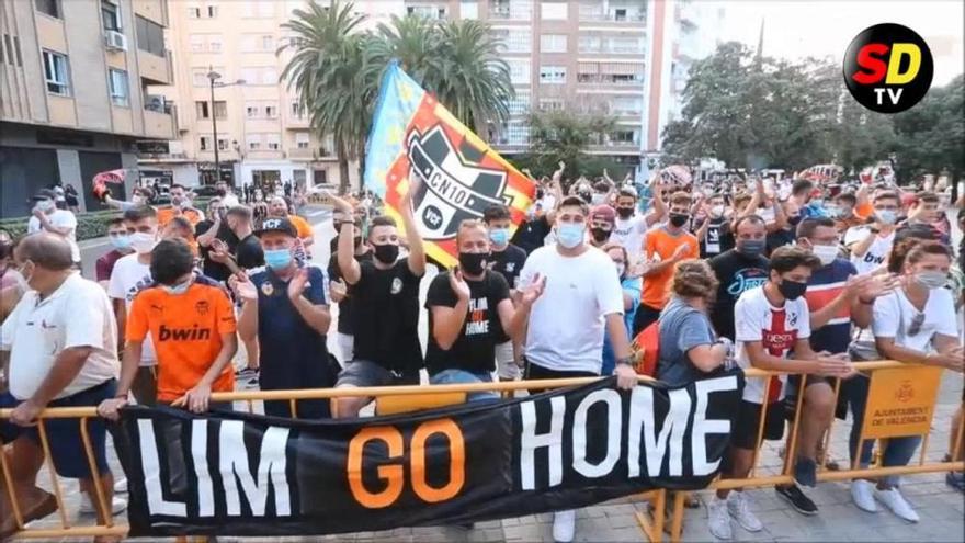 Marcha hasta Mestalla contra la gestión de Lim y Murthy en el Valencia CF