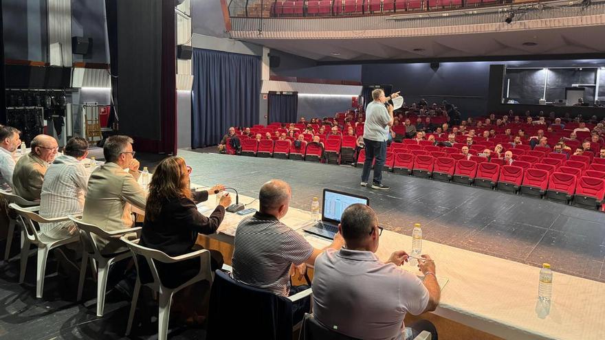 Fernando, en la parte delantera del escenario, durante la subasta de replazas del coto de Sueca.