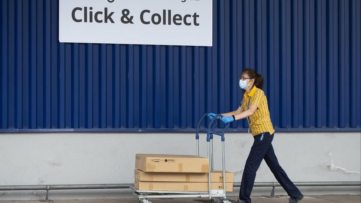 Una trabajadora en el punto &quot;click &amp; collect&quot; de Ikea en Gran Vía.
