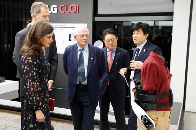 La reina Letizia con vestido de estampado de confeti de Massimo Dutti