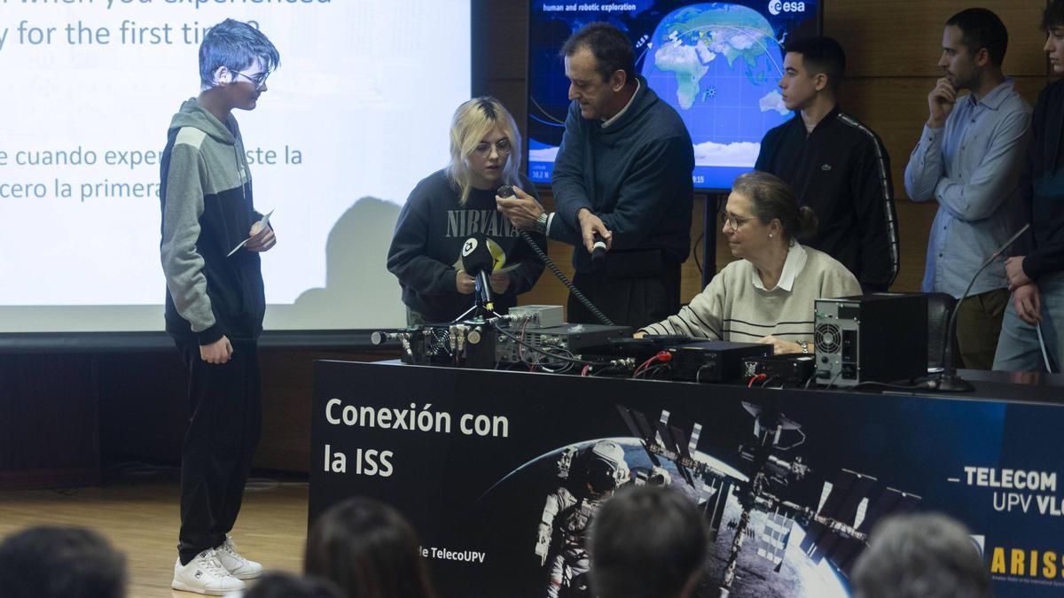 Conexión de los estudiantes con la ISS.