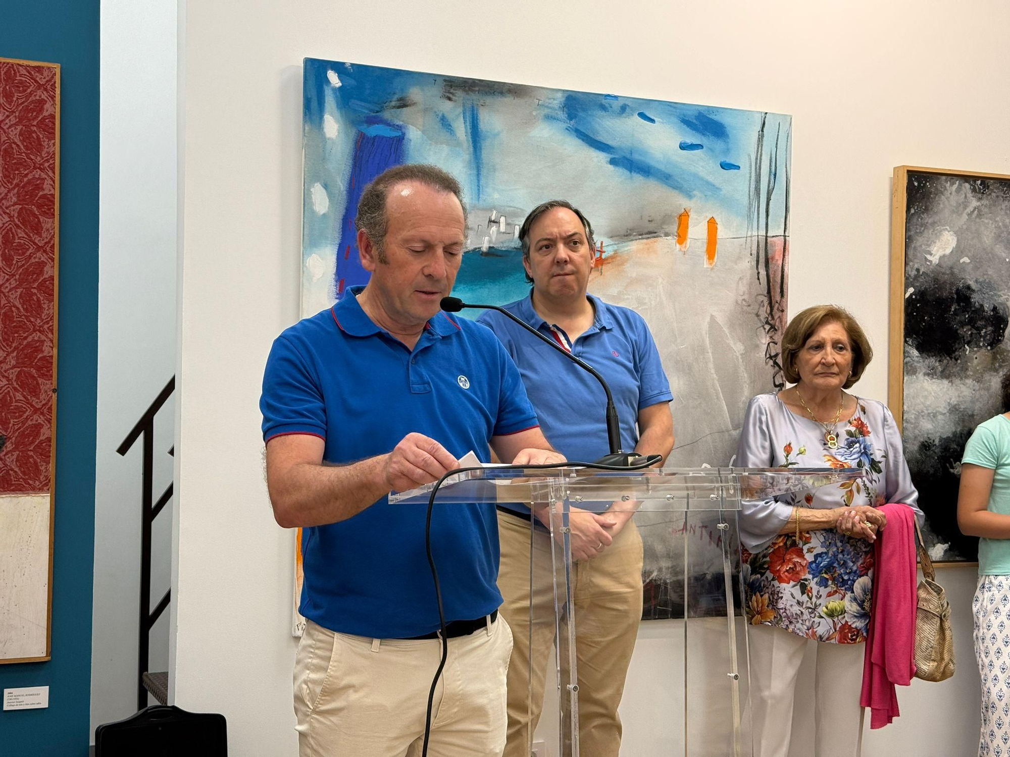 Así es la muestra de las 27 obras ganadoras del Certamen Nacional de Pintura de Villaviciosa que componen la colección municipal