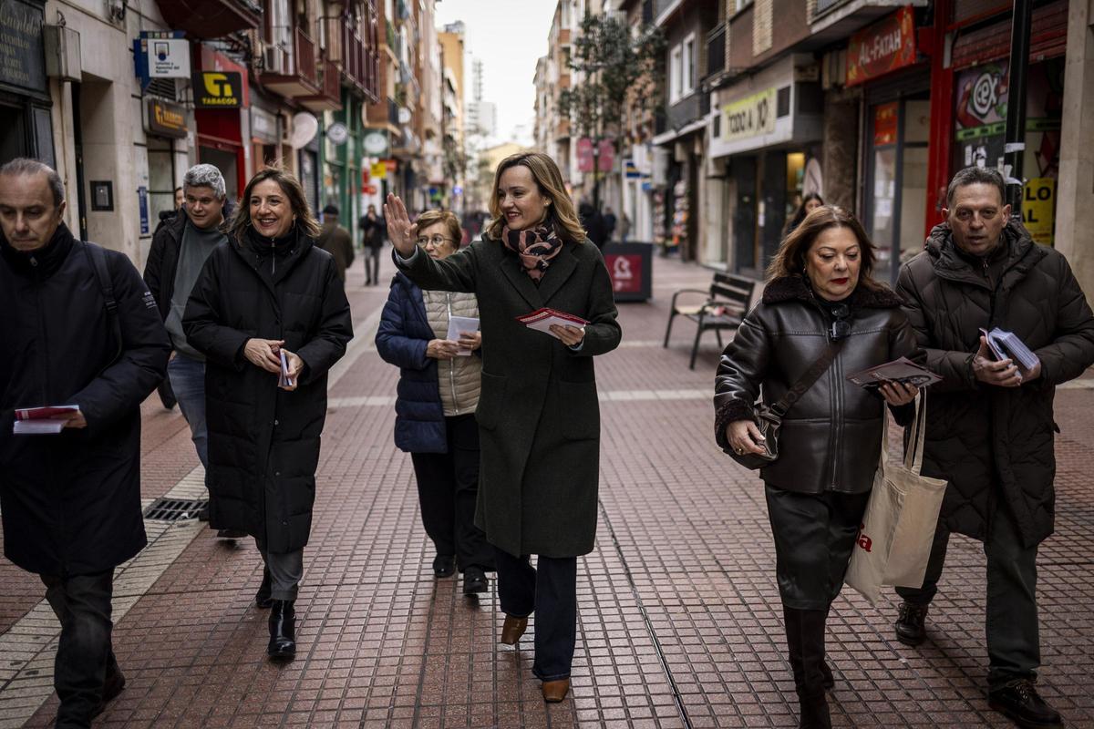 Pilar Alegría, candidata del PSOE, pasea por la calle Delicias, este lunes.