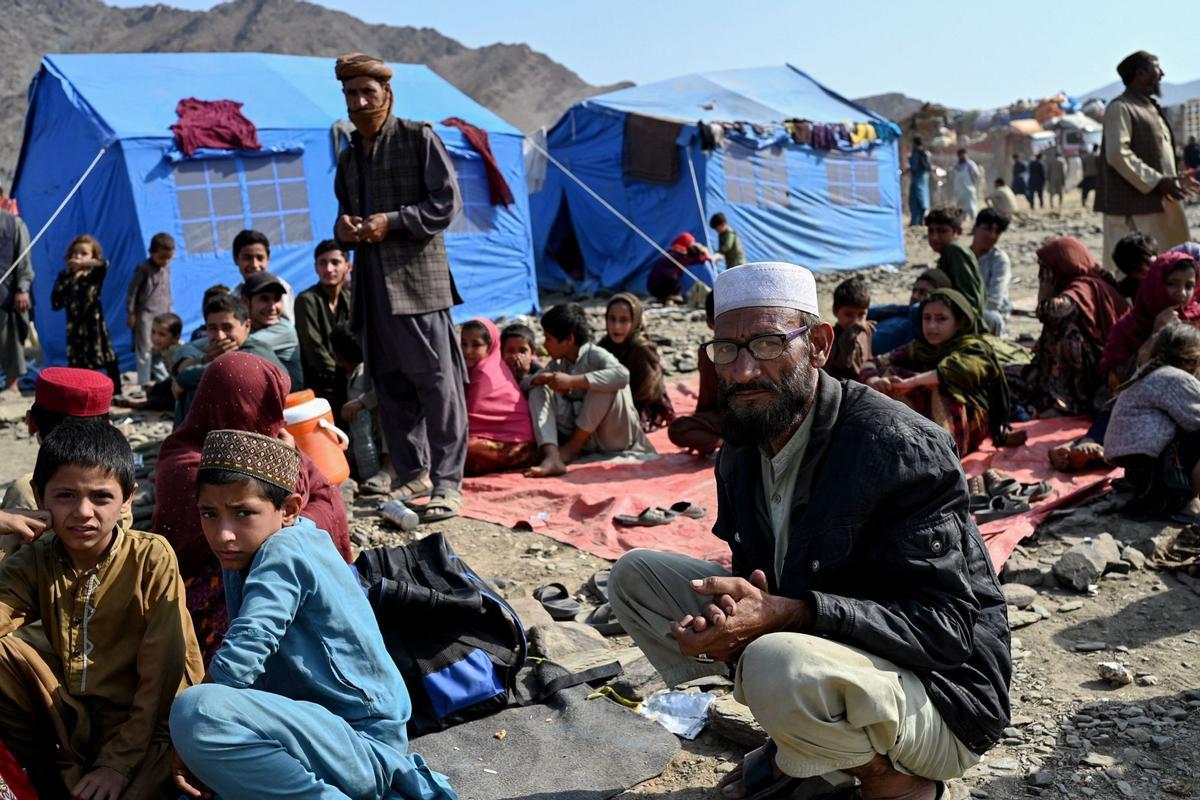 Colapso en la frontera de Pakistán al cumplirse el plazo para la expulsión de refugiados afganos indocumentados