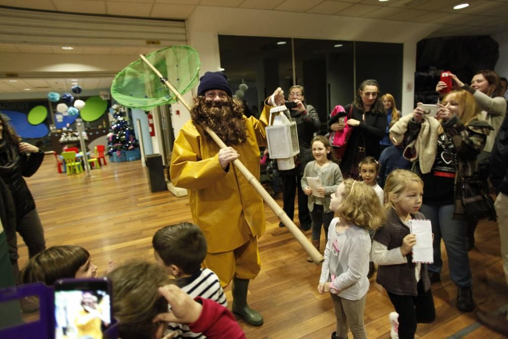 El angulero recoge cartas de los niños en el Acuario de Gijón