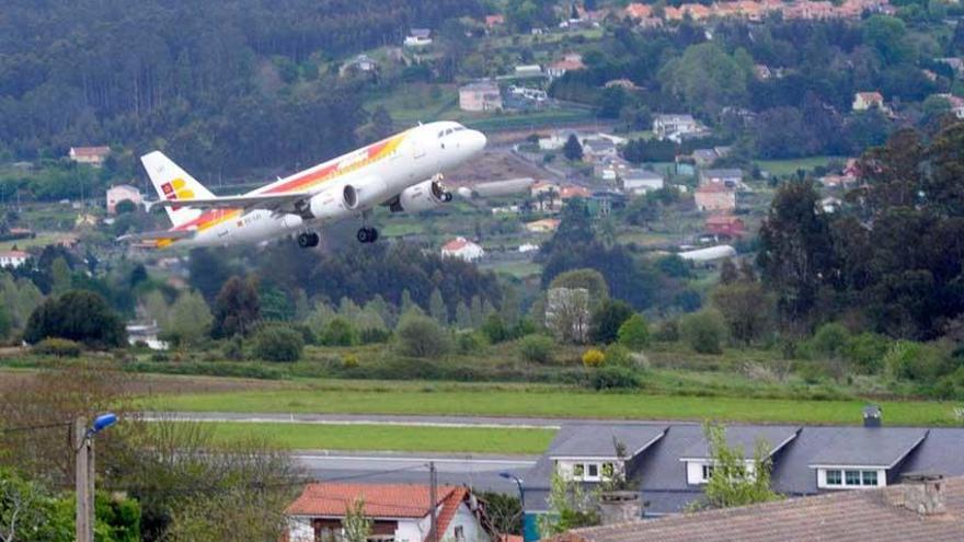 Despegue de un avión en el aeropuerto de Alvedro.