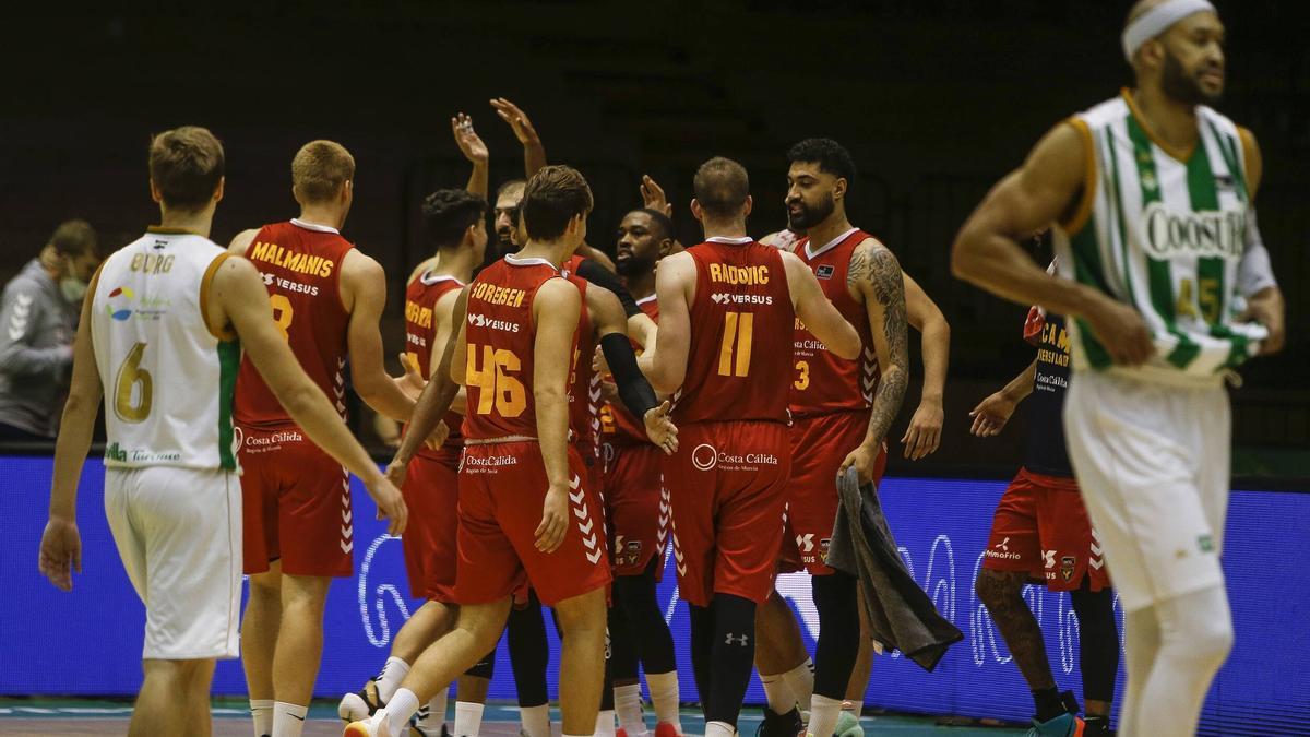 Los jugadores del UCAM en el choque ante el Betis