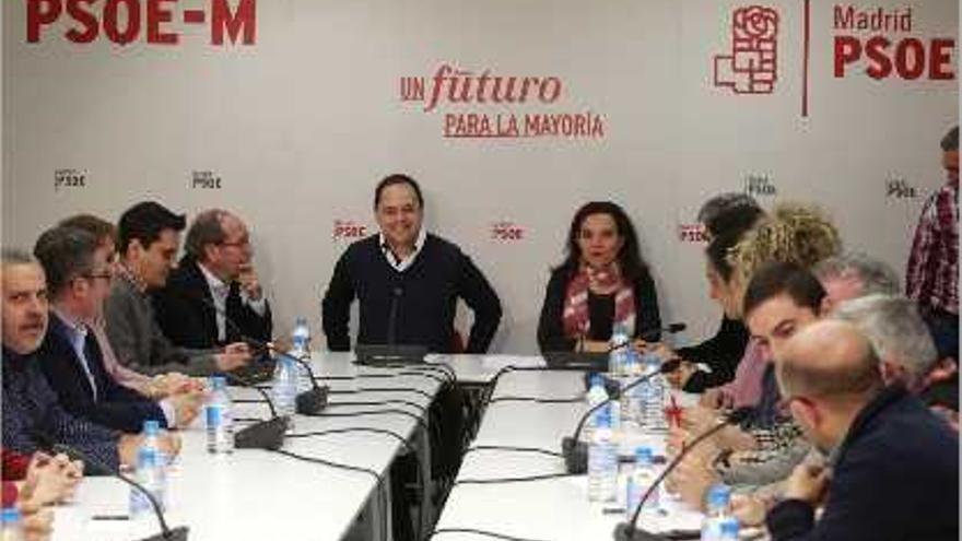 El secretari d&#039;Organització del PSOE, César Luena, amb Sara Hernández.