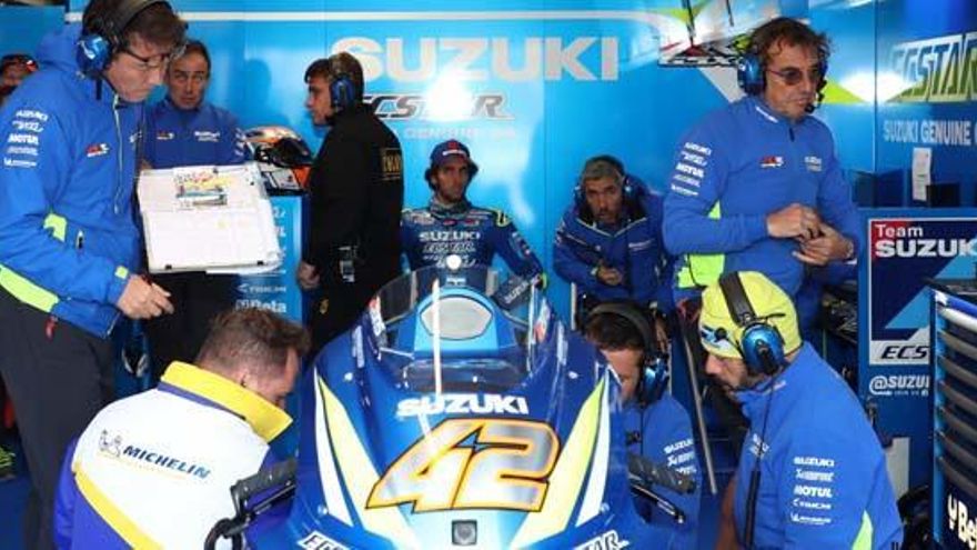 Arde en la calle de talleres una de las Suzuki del español Alex Rins