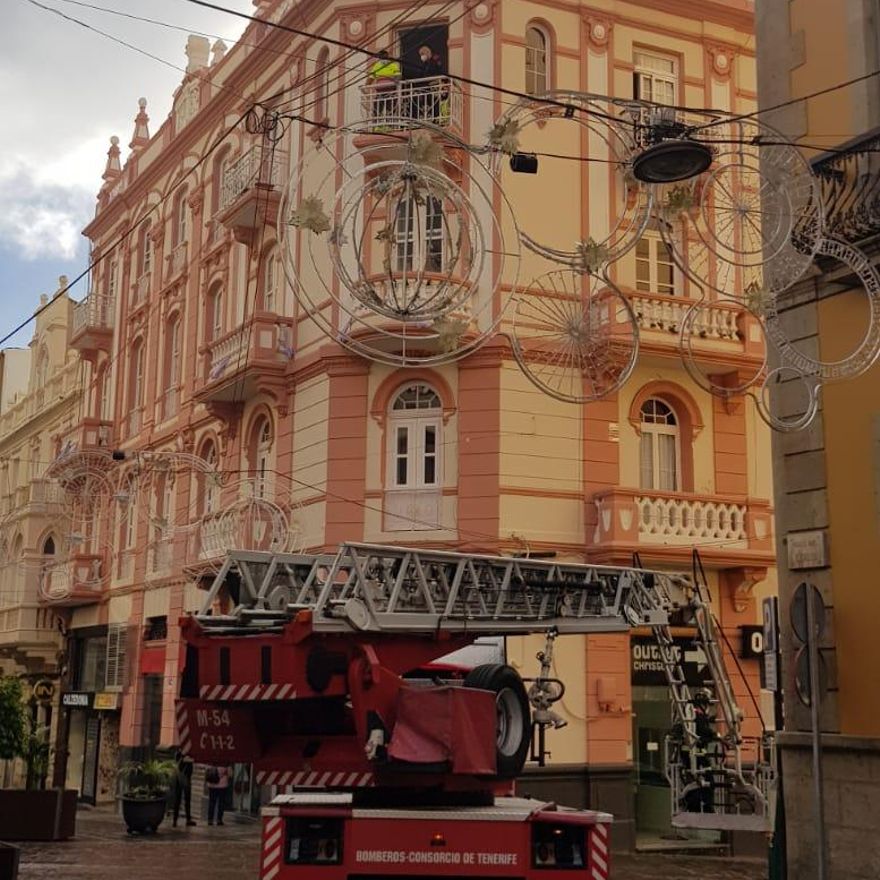 Una mujer, evacuada desde su balcón en Santa Cruz de Tenerife