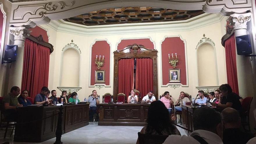 La alcaldesa de Alginet ordena a la Policía Local que evite grabar los plenos