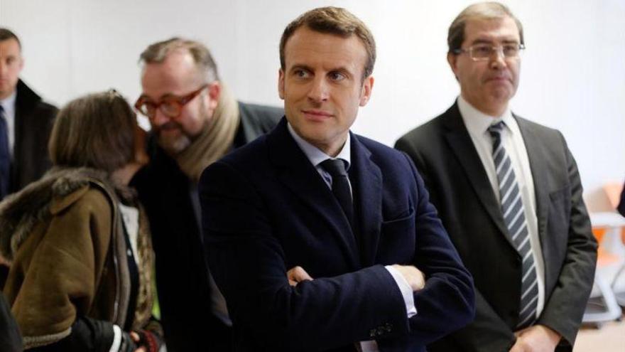 Macron, investigado por &quot;favoritismo&quot; por un viaje como ministro de Economía