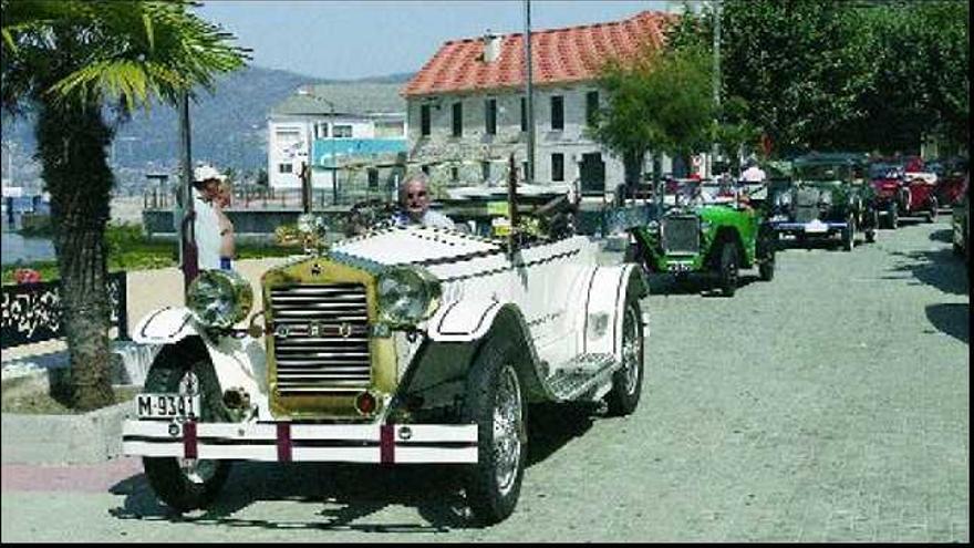 Reginio Doniz, con su Essex de 1918, encabeza la caravana de coches históricos, ayer, en el paseo marítimo de Arealonga. / RICARDO GROBAS