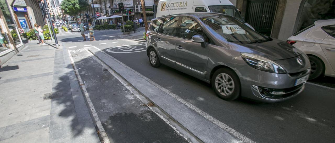 Un tramo donde antes había jardineras y ahora hormigón a modo de separación del carril bici.