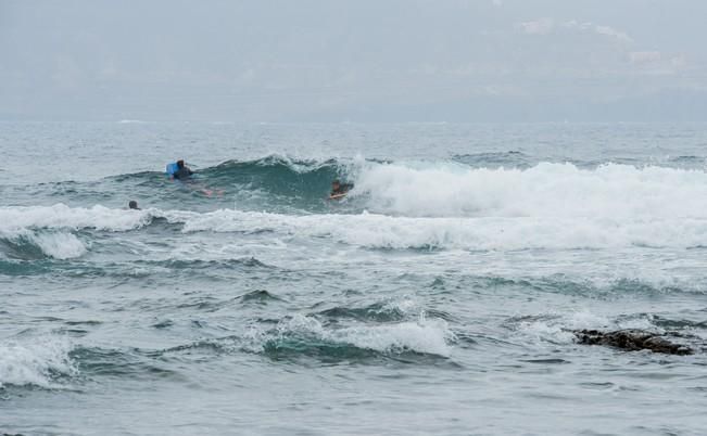 Dia de lunes festivo en la Playa del Confital