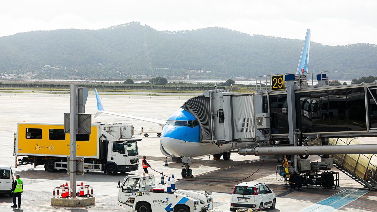 Detalle de una avión en la plataforma del aeropuerto de Ibiza.