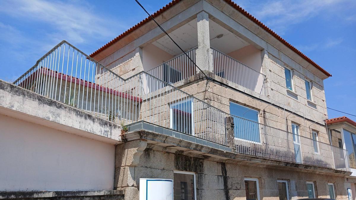 Las filtraciones de agua se registran en la terraza de la escuela infantil de Quintela.