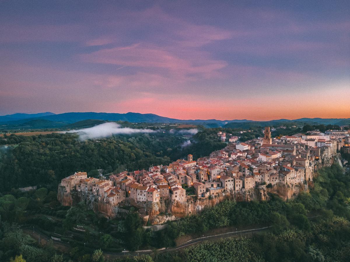 La hermosa ciudad de Pitigliano al atardecer