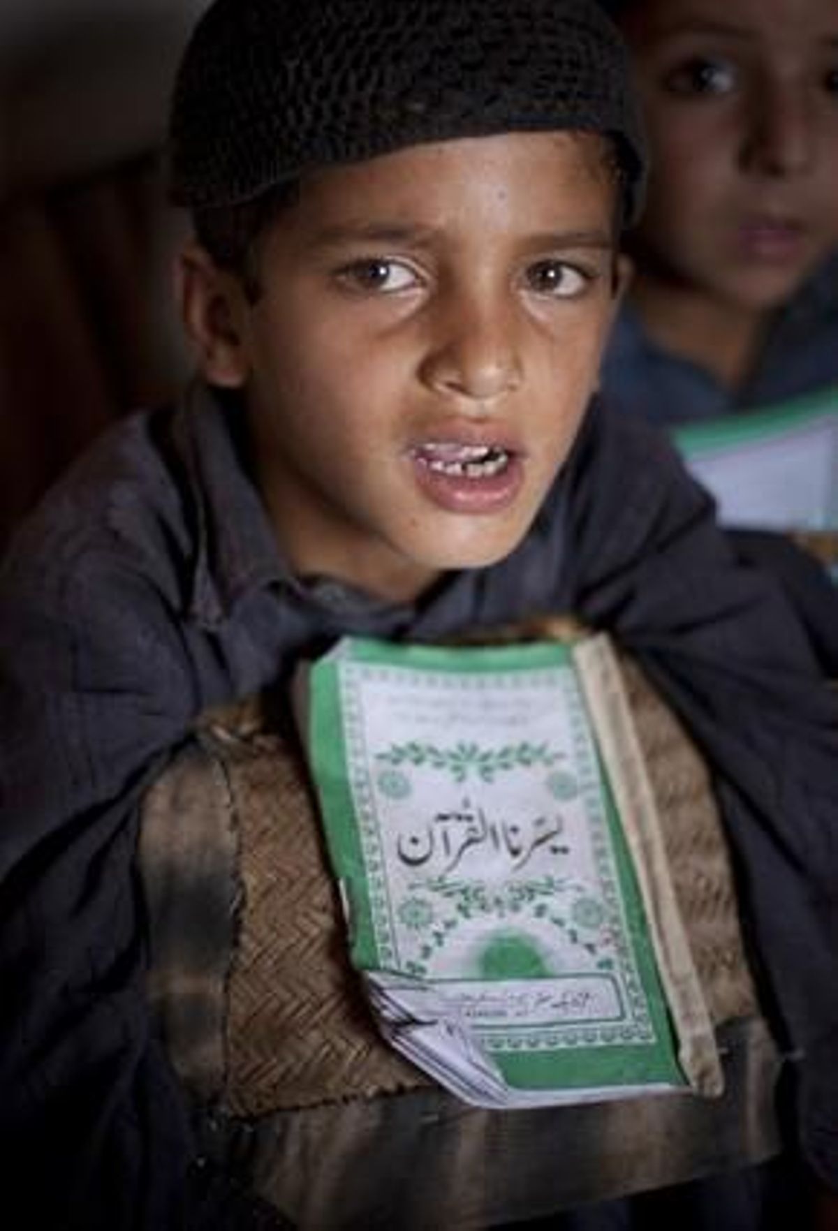 Al Pakistan, l’índex d’alfabetització supera el 60% de la població, encara que aquest percentatge augmenta un 10% cada nova generació. Tot i així, varia segons les regions i el gènere.