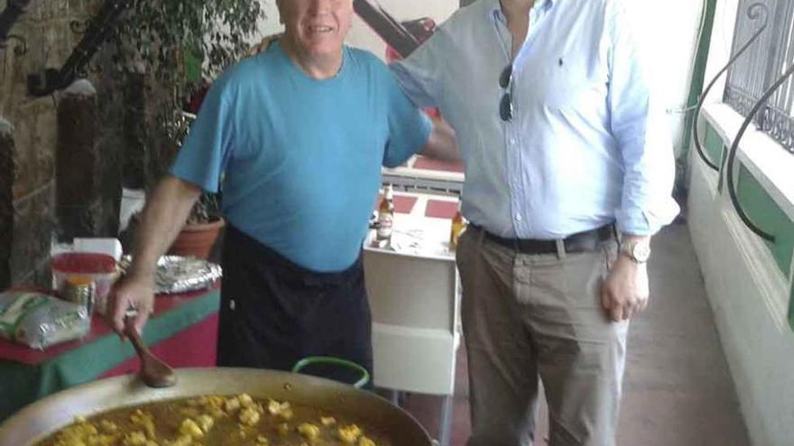 Con su amigo murciano Cristóbal Morales, con una paella.